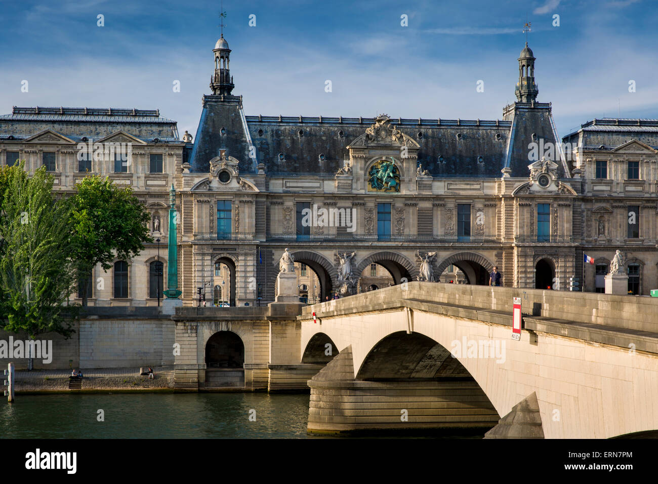Pont du Carrousel e tunnel entrata alla Place du Carrousel adiacente al Musee du Louvre, Parigi, Francia Foto Stock