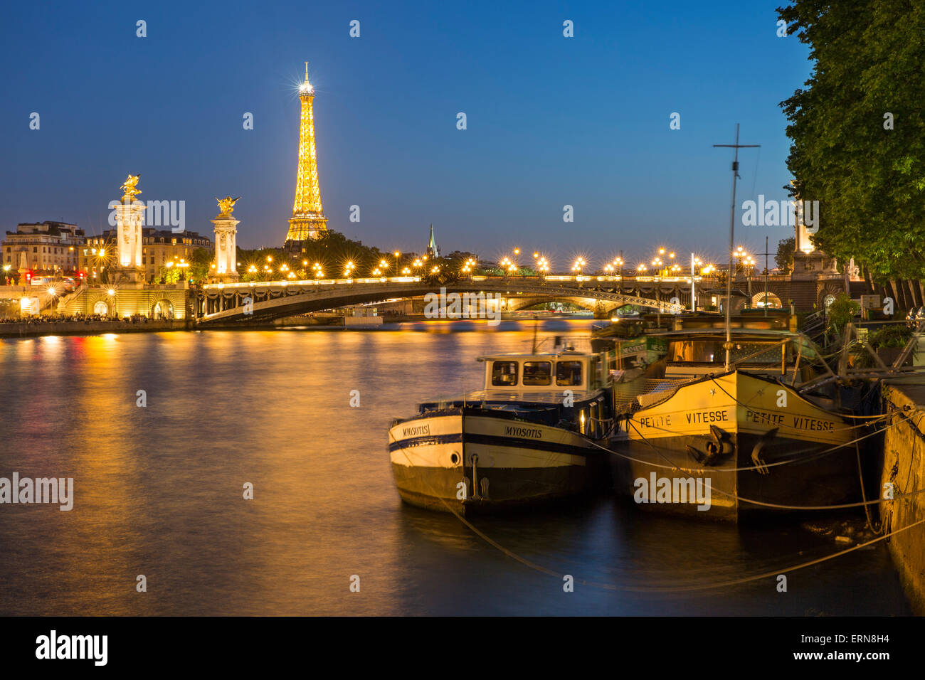 Chiatte lungo il Fiume Senna con la Torre Eiffel al di là, Parigi, Francia Foto Stock