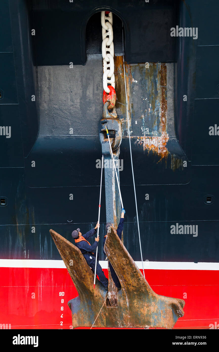 La pittura di elemento di ancoraggio sulla Queen Elizabeth.. Cunard nave. Lisbona portogallo Foto Stock