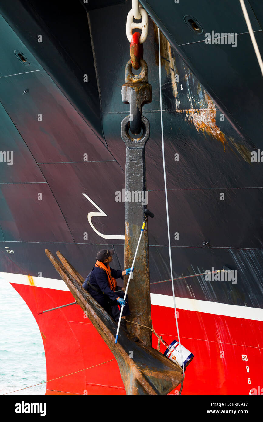 La pittura di elemento di ancoraggio sulla Queen Elizabeth.. Cunard nave. Lisbona portogallo Foto Stock