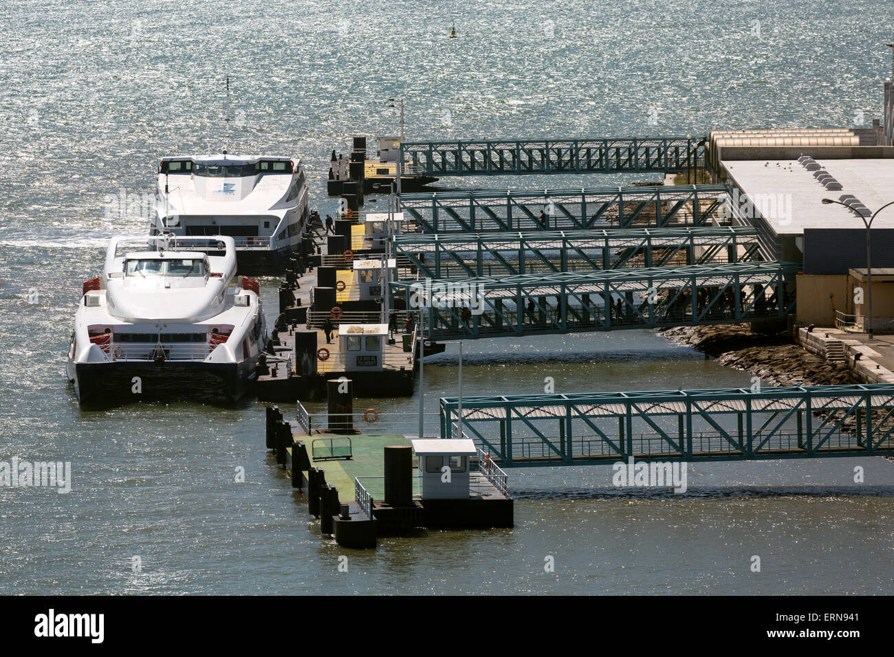 Traghetti moderni al fiume Tago a Lisbona Portogallo presso il terminal fluviali al terminale del traghetto Cais do Sodre area centrale Porto di Lisbona Foto Stock