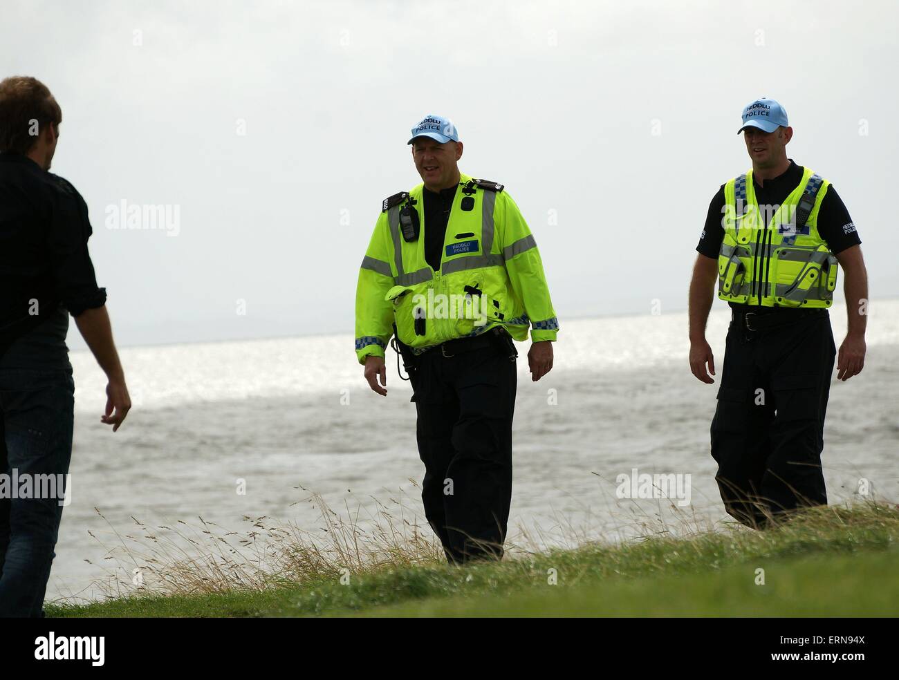 Agenti di polizia pattugliano un evento che si svolge nella città balneare di Barry Galles del Sud GB UK 2014 Foto Stock
