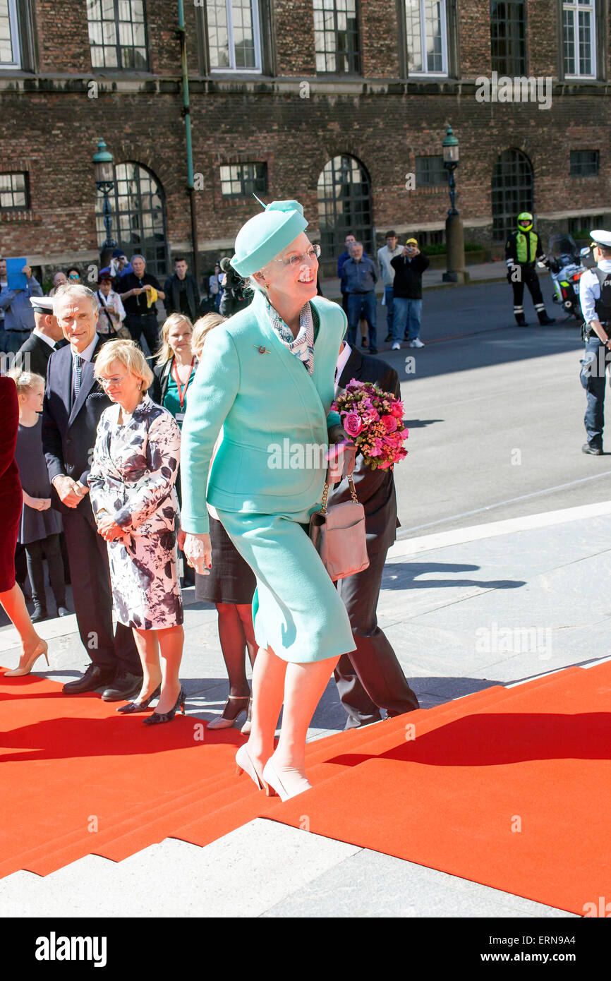 Copenhagen, Danimarca, 5 maggio, 2015: danese H. M. la regina Margrethe arriva a Christiansborg per la celebrazione della costituzione danese giorno Credito: OJPHOTOS/Alamy Live News Foto Stock