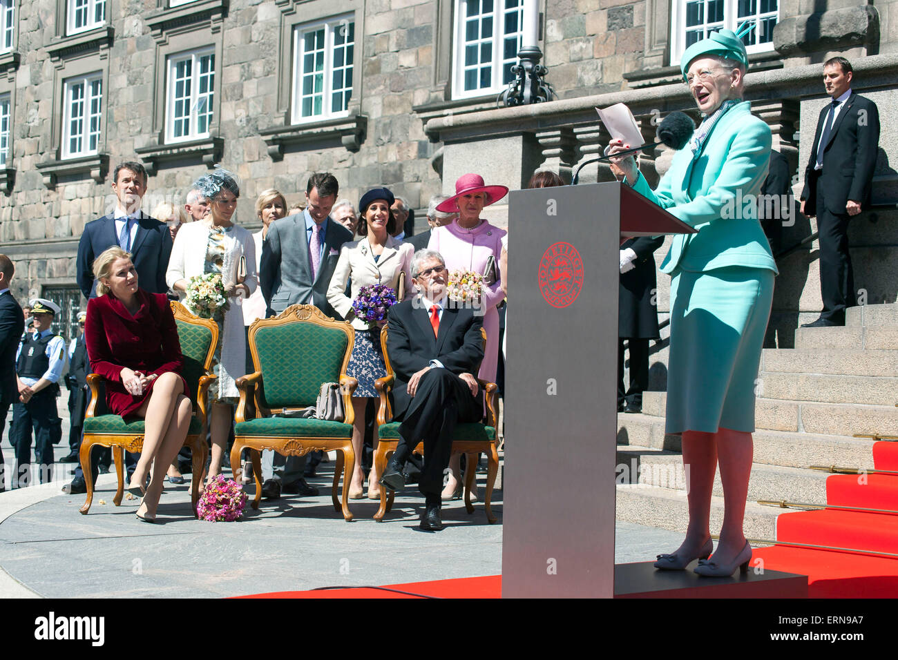 Copenhagen, Danimarca, 5 maggio, 2015: H. M. Regina Margrethe parla al Parlamento la celebrazione della costituzione danese giorno, che segna anche il centesimo anniversario per il suffragio femminile in Danimarca Credito: OJPHOTOS/Alamy Live News Foto Stock
