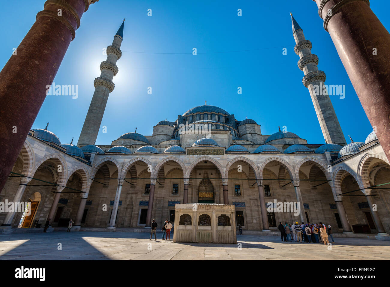 Cortile interno a basso angolo di vista della Moschea Suleymaniye, Istanbul, Turchia Foto Stock