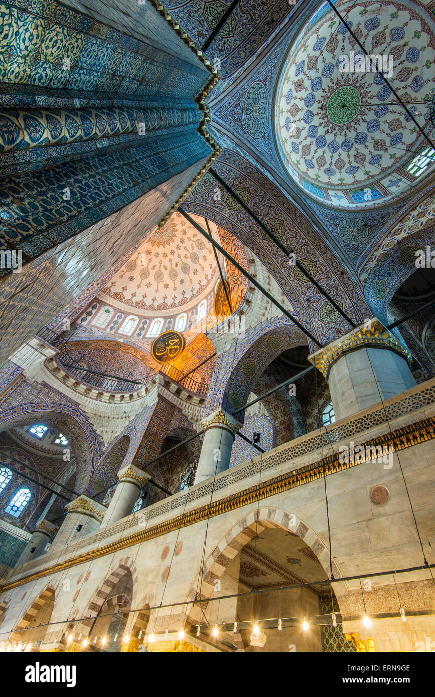 Interno a basso angolo di vista di Yeni Cami o Nuova Moschea, Istanbul, Turchia Foto Stock