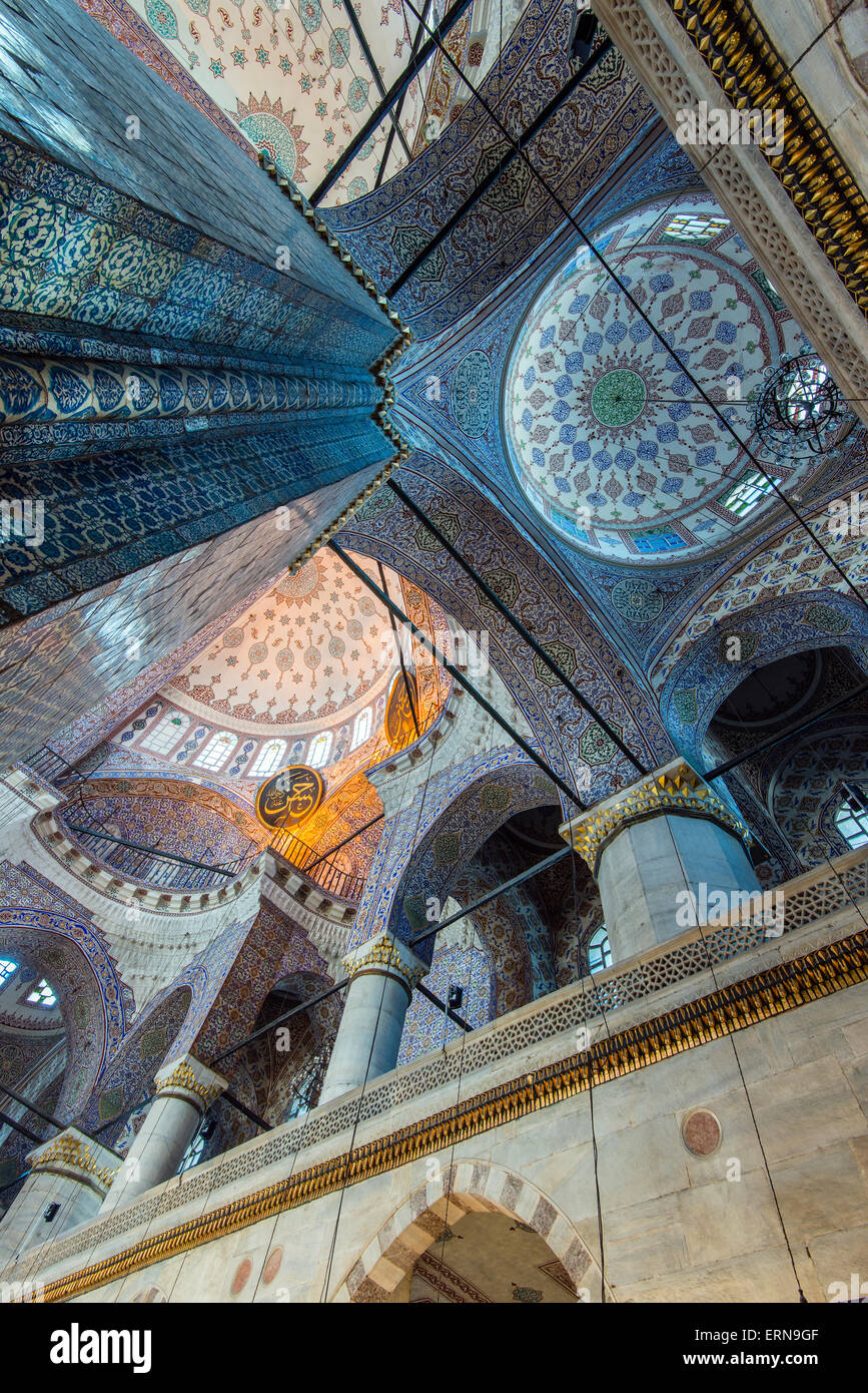 Interno a basso angolo di vista di Yeni Cami o Nuova Moschea, Istanbul, Turchia Foto Stock