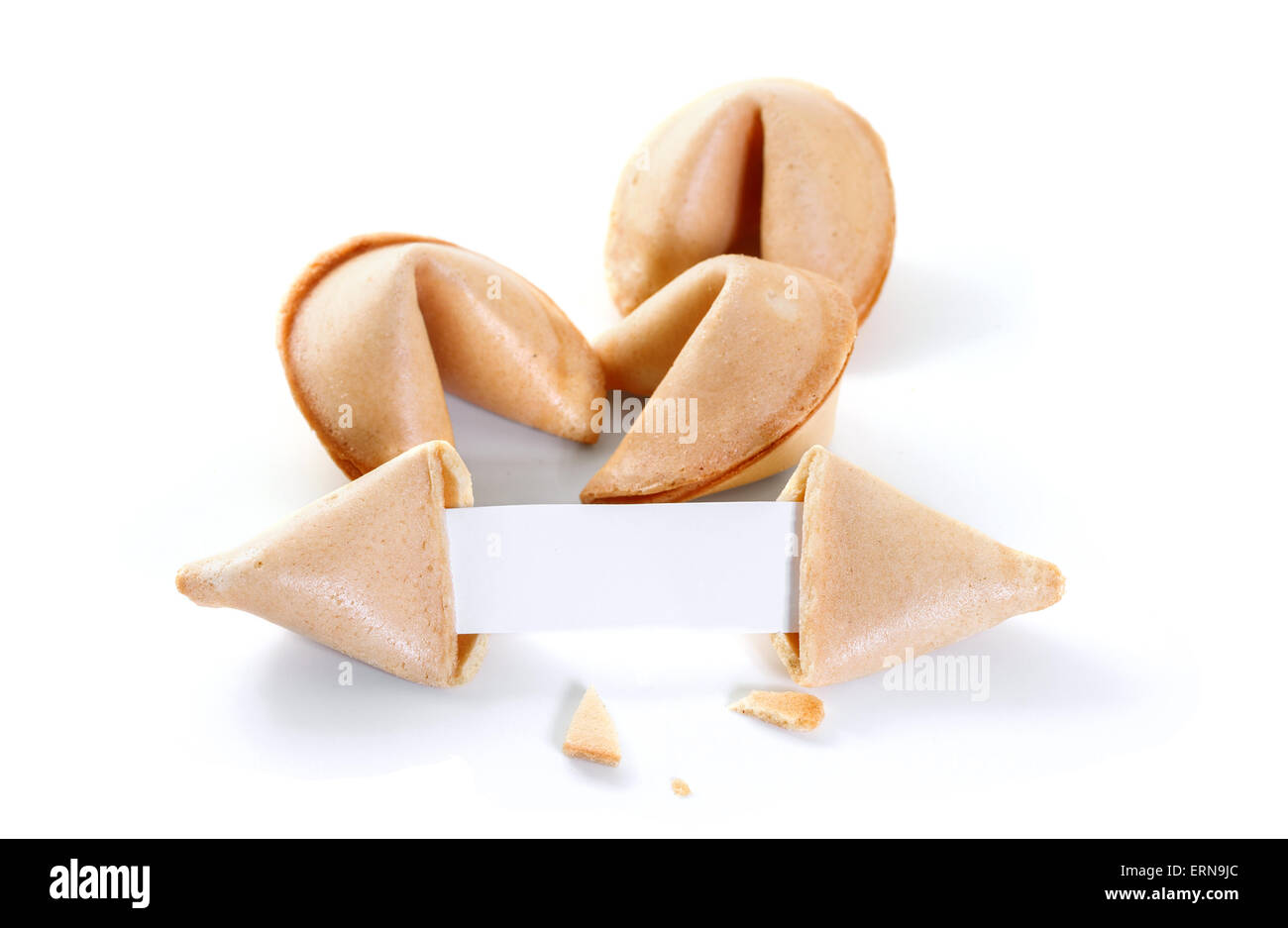 Il cinese fortune cookie vuoto con una striscia di carta isolato su sfondo bianco Foto Stock