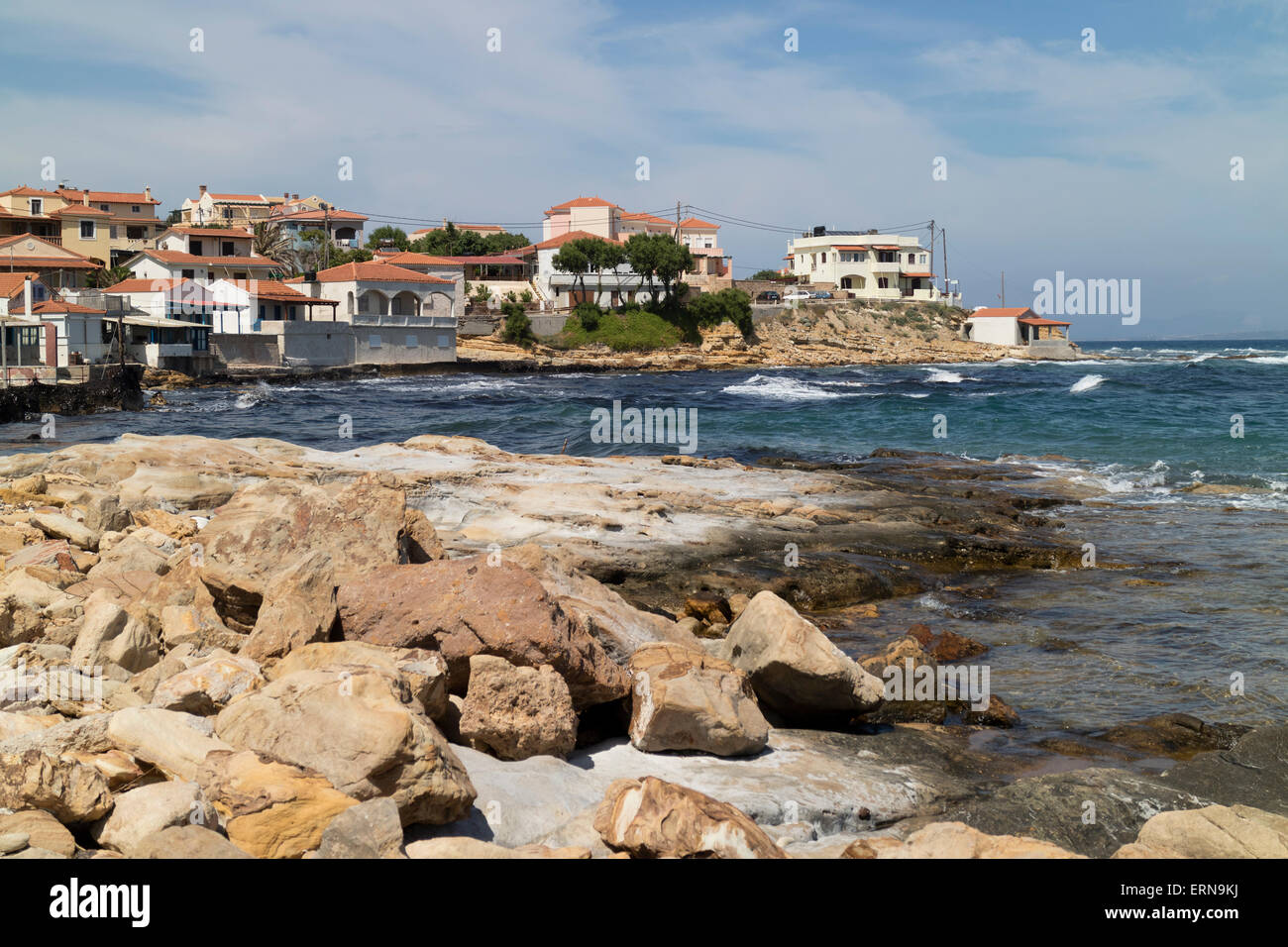 Mare Egeo sulle rocce della costa in Mega Limnionas sull'isola di Chios, Grecia Foto Stock