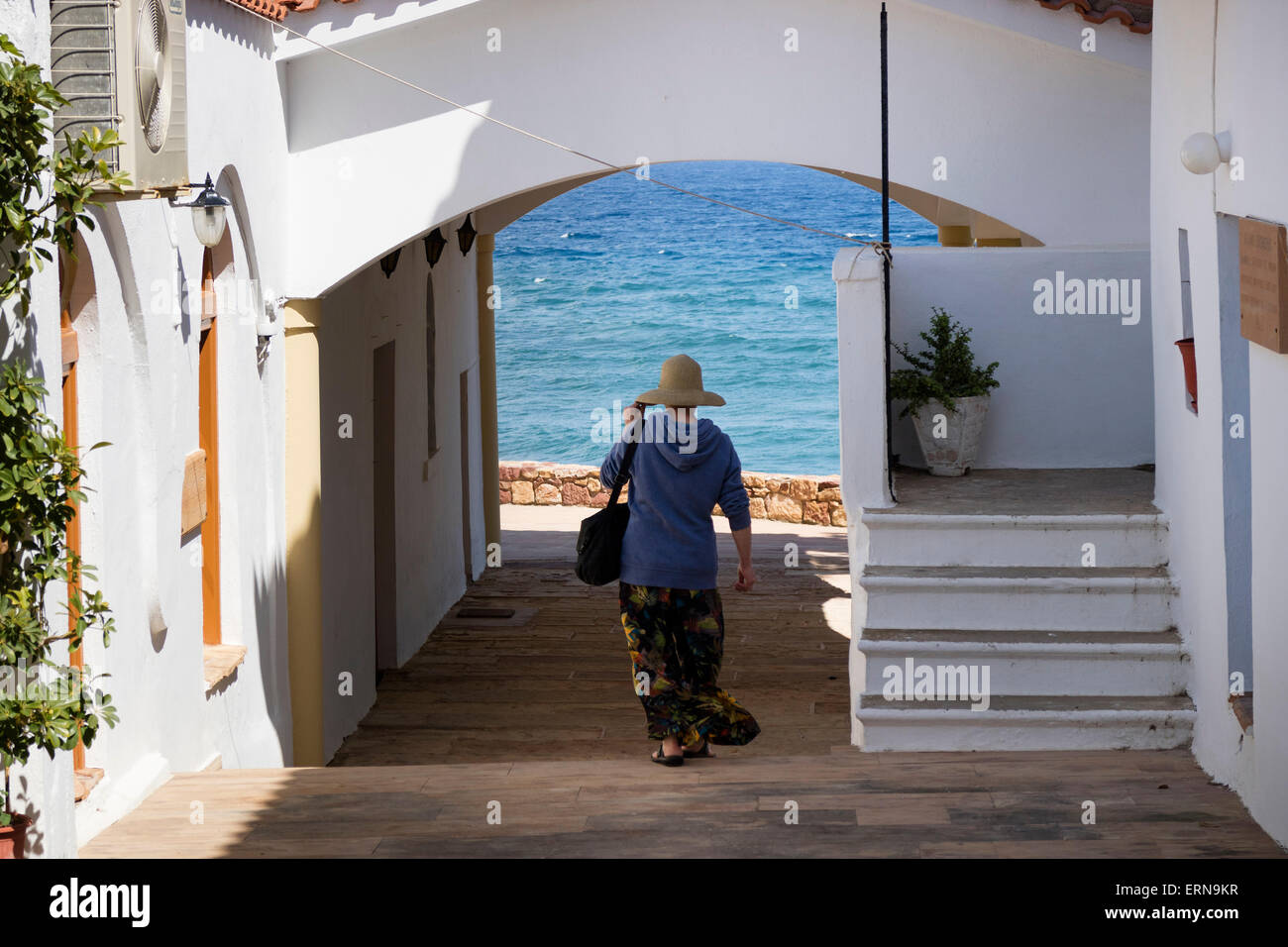 Passeggiate turistiche al mare in Mega Limnionas sull'isola di Chios, Grecia Foto Stock