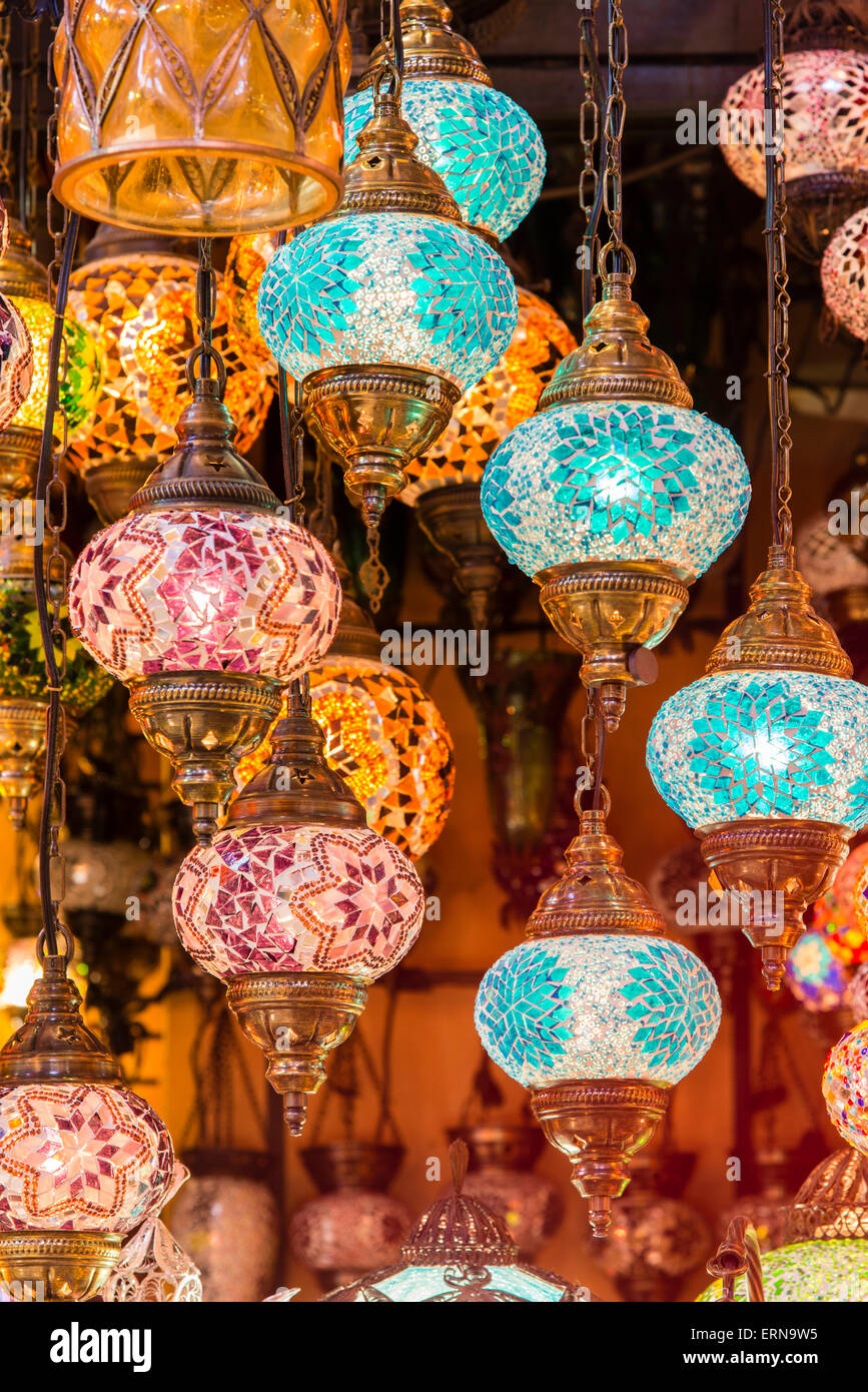 Lanterne appese in un negozio all'interno del Grand Bazaar (Kapalıcarsi), Istanbul, Turchia Foto Stock