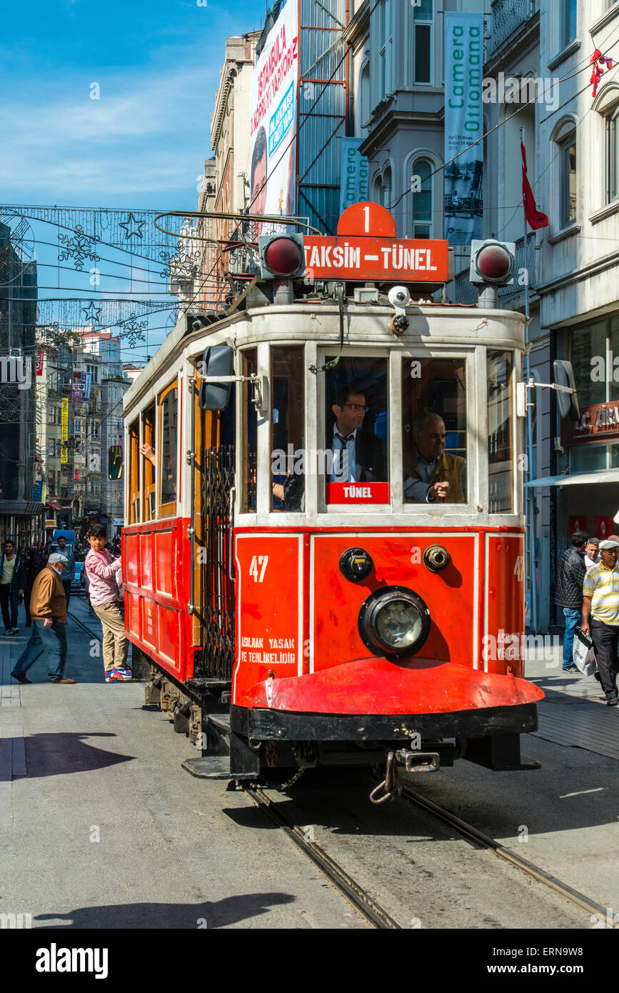 Taksim-Tunel nostalgia del tram, Beyoglu, Istanbul, Turchia Foto Stock