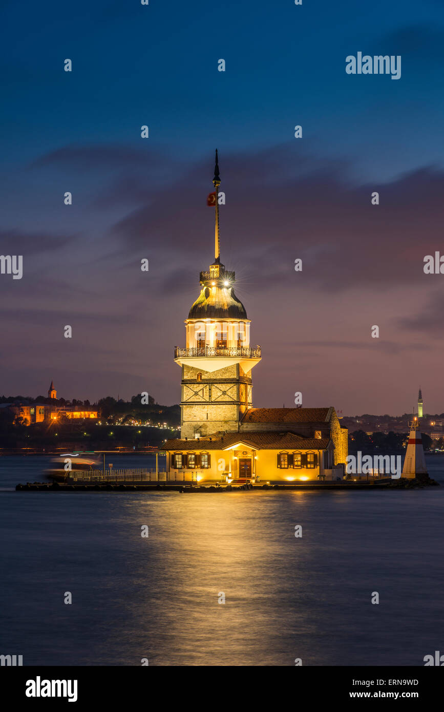 Pittoresca vista notturna su Maiden's Tower o Kiz Kulesi, Uskudar, Istanbul, Turchia Foto Stock