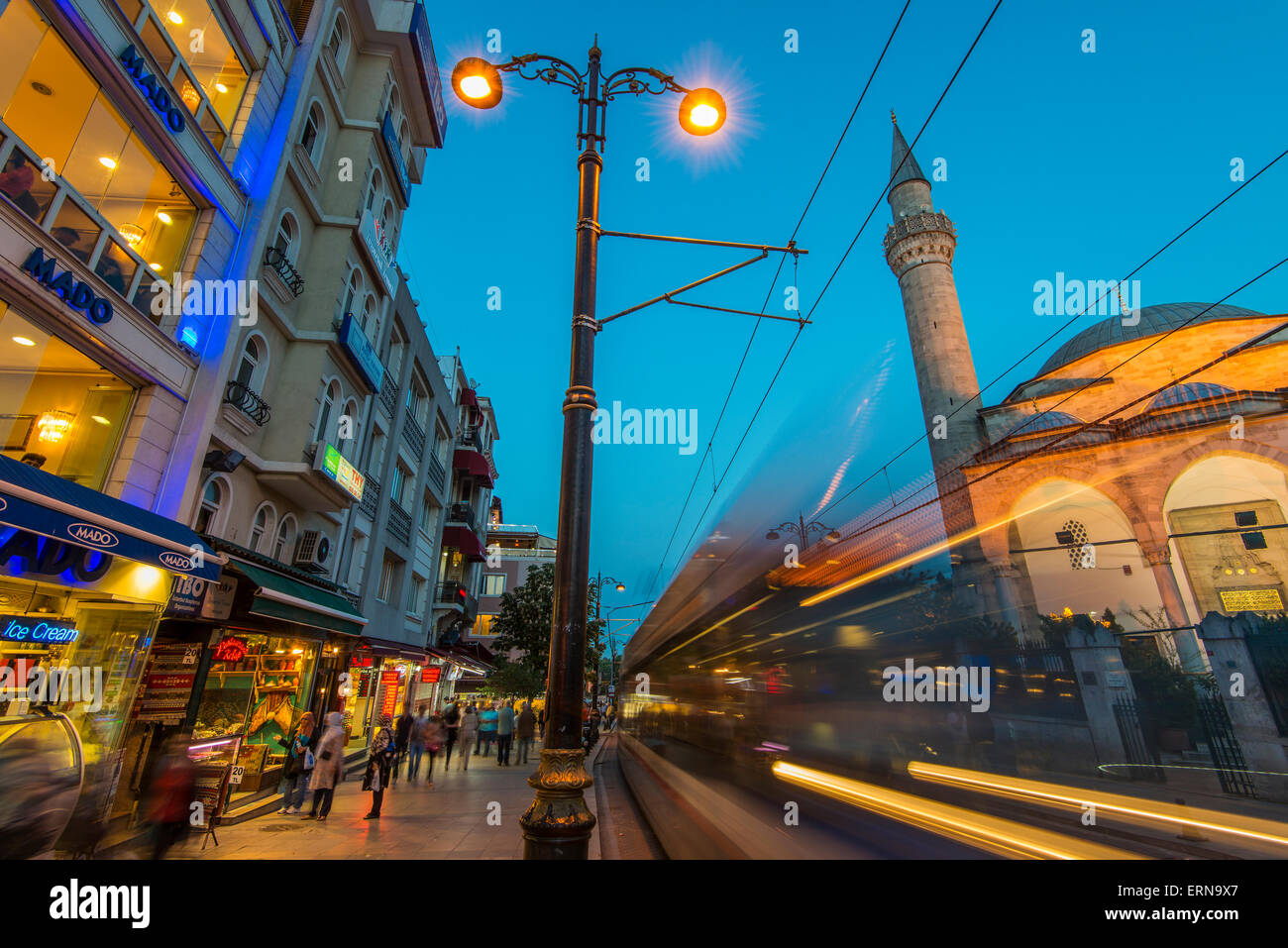 Vista notturna di Divanyolu Street nel quartiere di Sultanahmet, Istanbul, Turchia Foto Stock