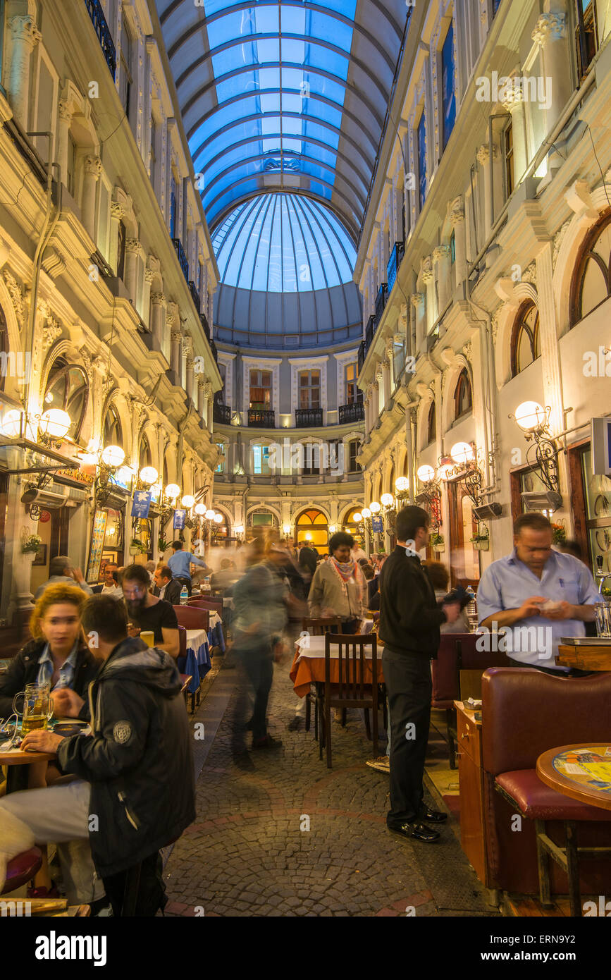 Vista notturna di Cicek Pasaji di fiori o passaggio, una storica arcade su Istiklal Street, Beyoglu, Istanbul, Turchia Foto Stock