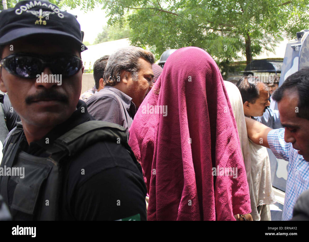 I criminali presunta in Safoora Chowrangi massacro di Ismaili comunità sono la scorta ad un Anti terrorista corte ATC (II) a Karachi il Venerdì, Giugno 05, 2015. I presunti criminali ha ucciso più di 45 persone che appartengono alla Comunità Ismaili durante un massacro settario il 13 maggio 2015. Foto Stock