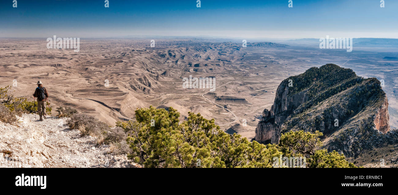El Capitan con il deserto del Chihuahuan sotto, visto da Guadalupe peak Trail, Parco Nazionale delle Montagne Guadalupe, Texas, Stati Uniti d'America Foto Stock