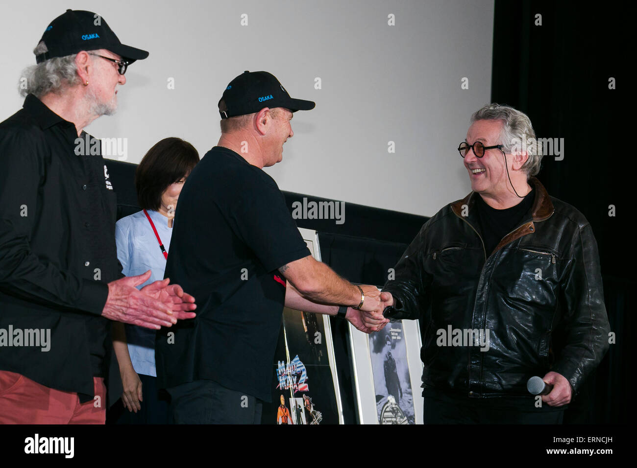 (R a L) Australian film del regista George Miller scuote le mani con lo stuntman Dale Banco e l'attore australiano Vincent Gil dall'originale Mad Max filmato (1979) durante il ''MAnnuncio max: Fury Road'' stadio saluto nel centro cittadino di Tokyo il 5 giugno 2015. Il film colpisce i teatri in Giappone il 20 giugno. (Foto di Rodrigo Reyes Marin/AFLO) Foto Stock