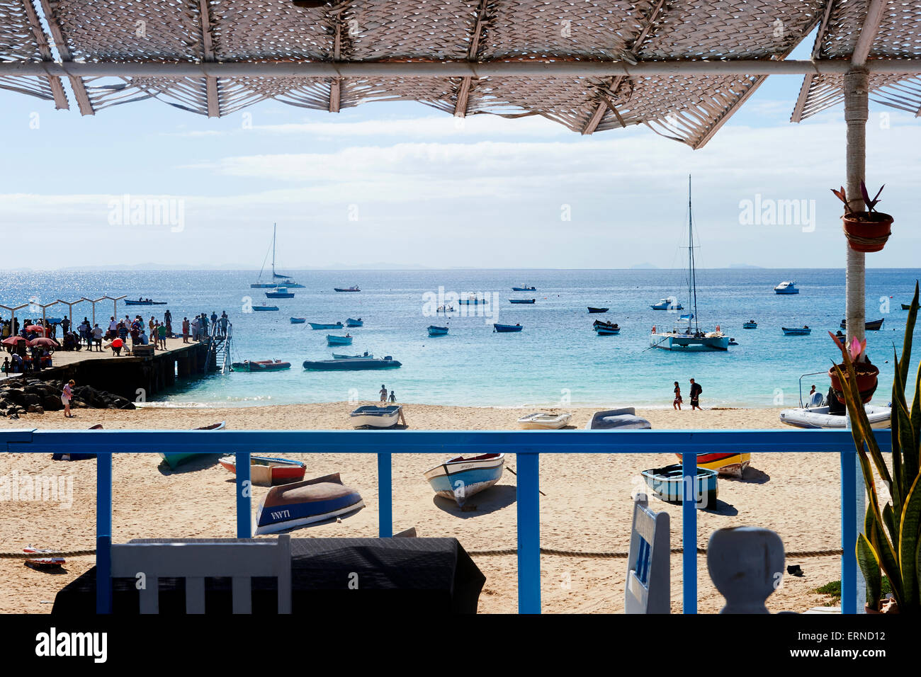 I turisti e la gente del posto si riuniscono sul molo di acquistare e vendere il pesce appena pescato, Sal di centro, Capo Verde Foto Stock