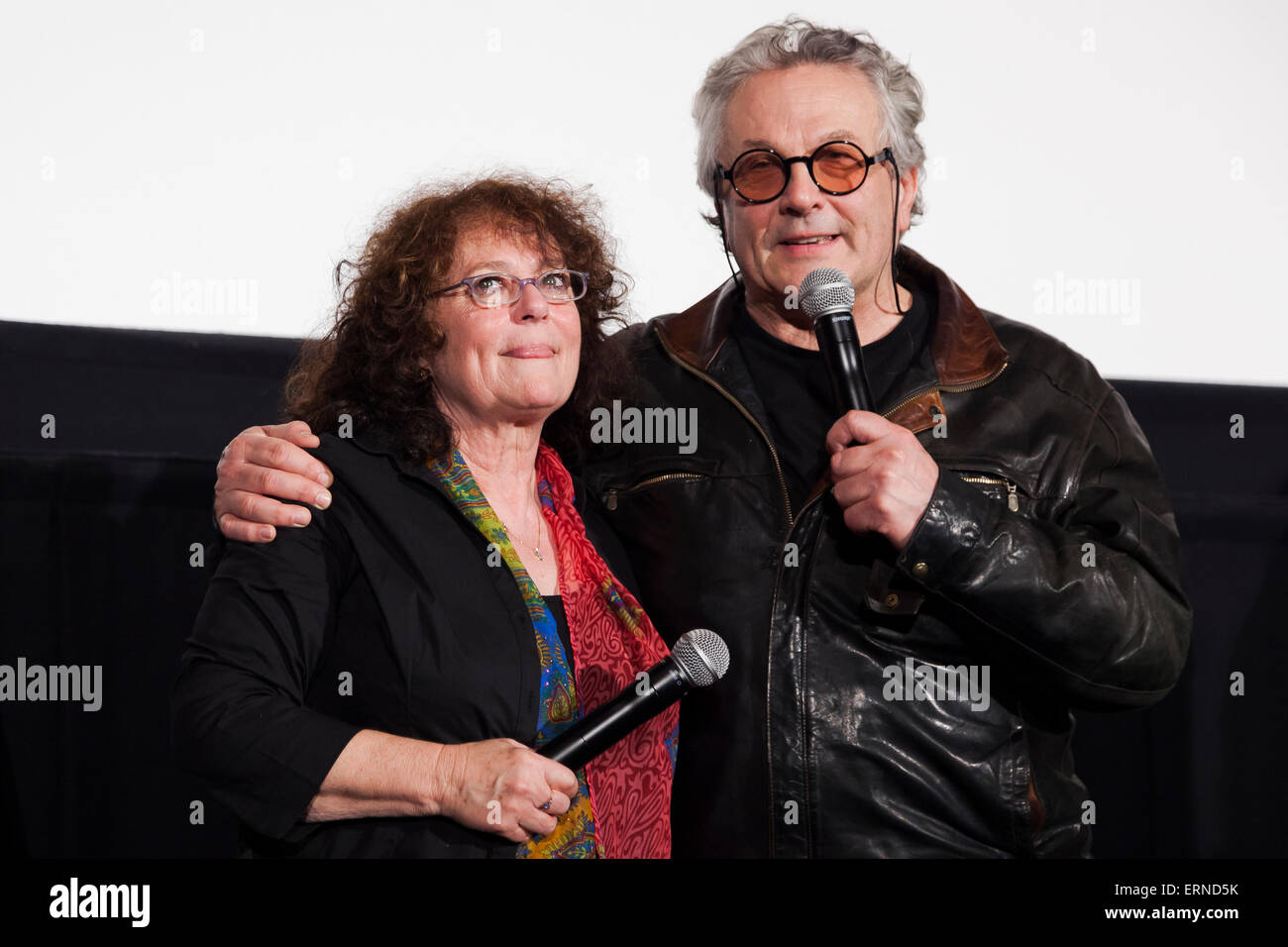 (R a L) Australian film del regista George Miller e l'attrice australiana Joanne Samuel dall'originale Mad Max filmato (1979) parlare al pubblico durante il ''MAnnuncio max: Fury Road'' stadio saluto nel centro cittadino di Tokyo il 5 giugno 2015. Il film colpisce i teatri in Giappone il 20 giugno. (Foto di Rodrigo Reyes Marin/AFLO) Foto Stock