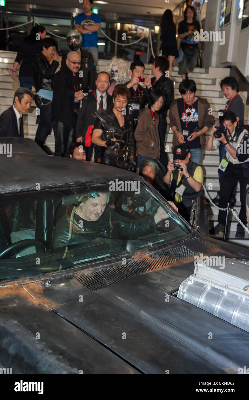 Australian film del regista George Miller siede entro una replica del perseguimento di speciale, noto anche come un V8 Interceptor, utilizzato nella Mad Max film della serie, durante un foto-chiamata per il film ''MAnnuncio max: Fury Road'' nel centro cittadino di Tokyo il 5 giugno 2015. Il film colpisce i teatri in Giappone il 20 giugno. (Foto di Rodrigo Reyes Marin/AFLO) Foto Stock