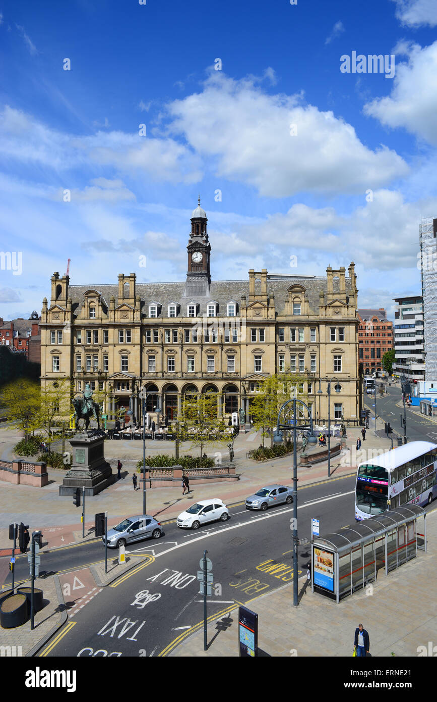 City Square, Leeds Yorkshire Regno Unito con statua di Edoardo Principe di Galles, il Principe Nero, che hanno combattuto a Crecy Foto Stock