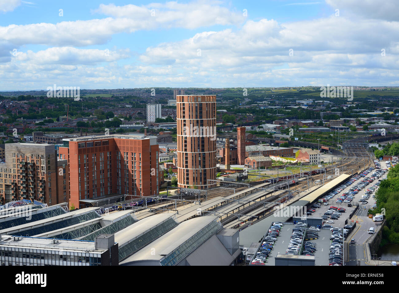 Angolo di alta vista della stazione di Leeds City e Granary Wharf Building Yorkshire Regno Unito Foto Stock