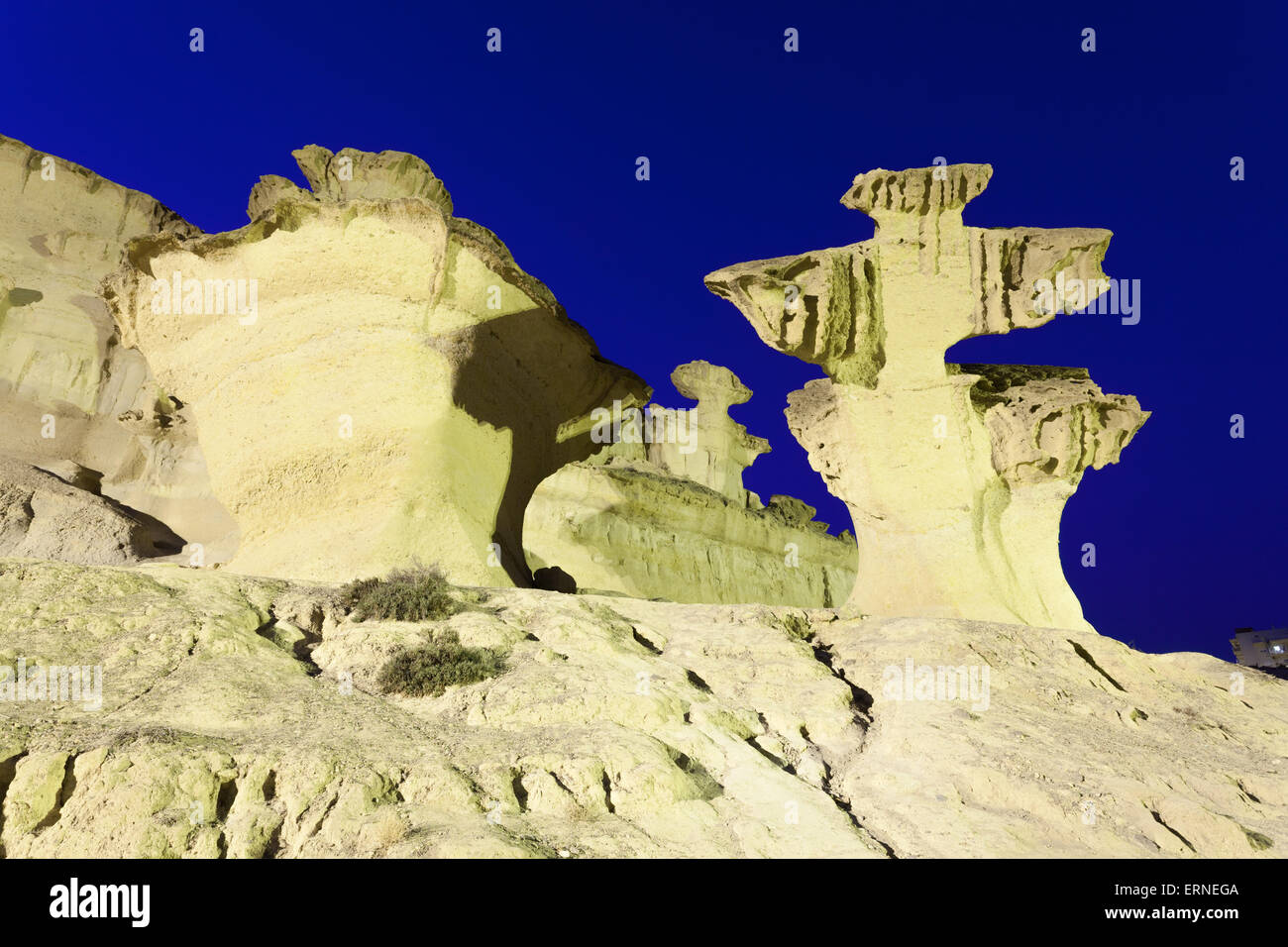Erosi formazioni di arenaria illuminata di notte. Bolnuevo, Mazarron, Murcia Provincia, Spagna Foto Stock