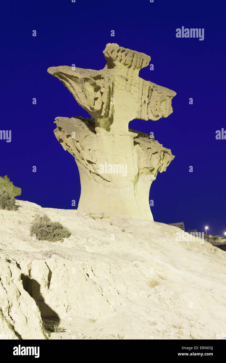 Erosi formazioni di arenaria illuminata di notte. Bolnuevo, Mazarron, Murcia Provincia, Spagna Foto Stock