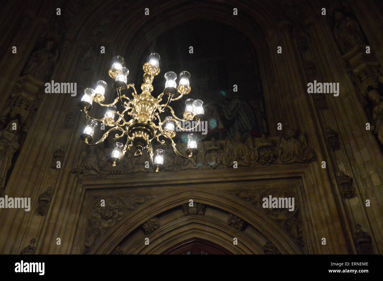 Londra, Regno Unito. 04 Giugno, 2015. Chandalier all'interno di Westminster Hall illuminazione interna antiche incisioni. Credito: Adina Tovy/Alamy Live News Foto Stock
