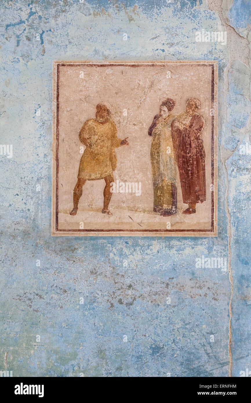 Piccolo affresco Pompei pittura di tre persone su un muro di casa. Rimanendo nella sua posizione originale Foto Stock