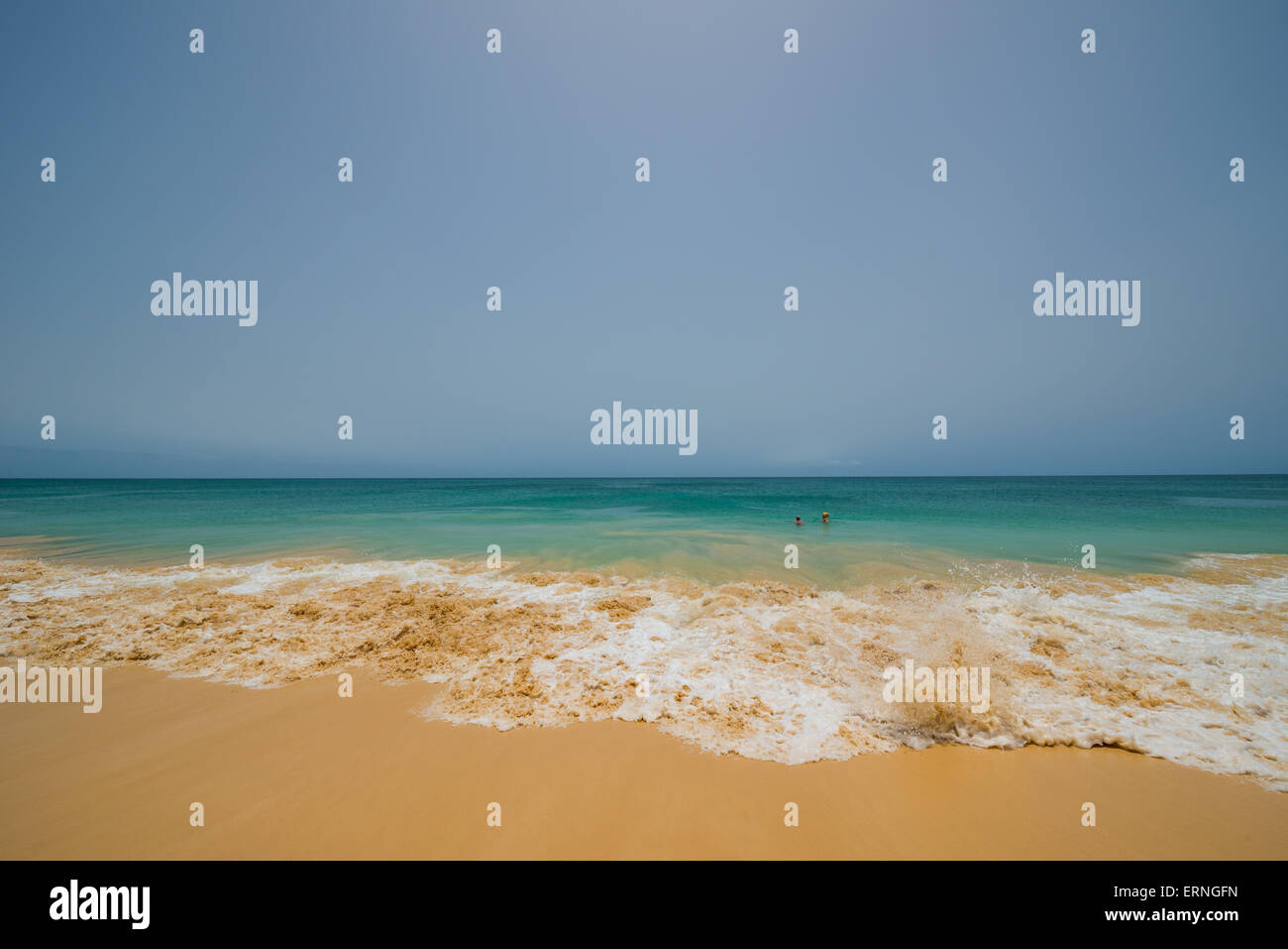 Blu/verde chiaro l'acqua di mare che raggiungono la sabbia della spiaggia di Boa Vista Foto Stock