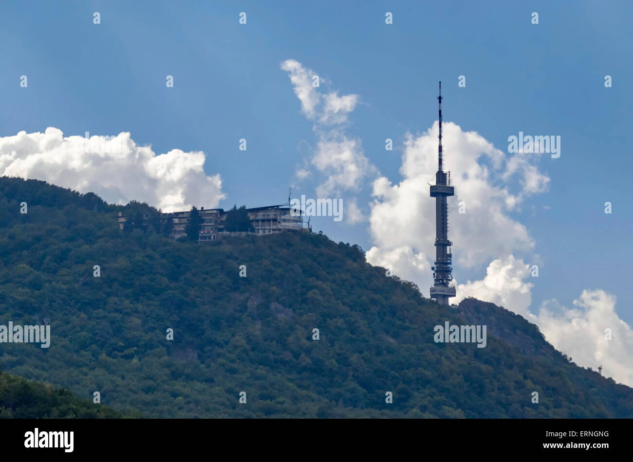 Il panorama su parte della montagna Vitosha con la torre della televisione in montagna Vitosha, Bulgaria Foto Stock
