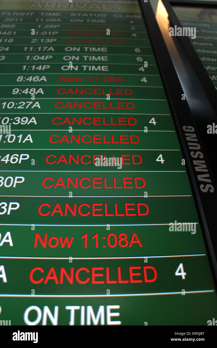 Voli cancellati su airport flight status board Cincinnati Foto Stock