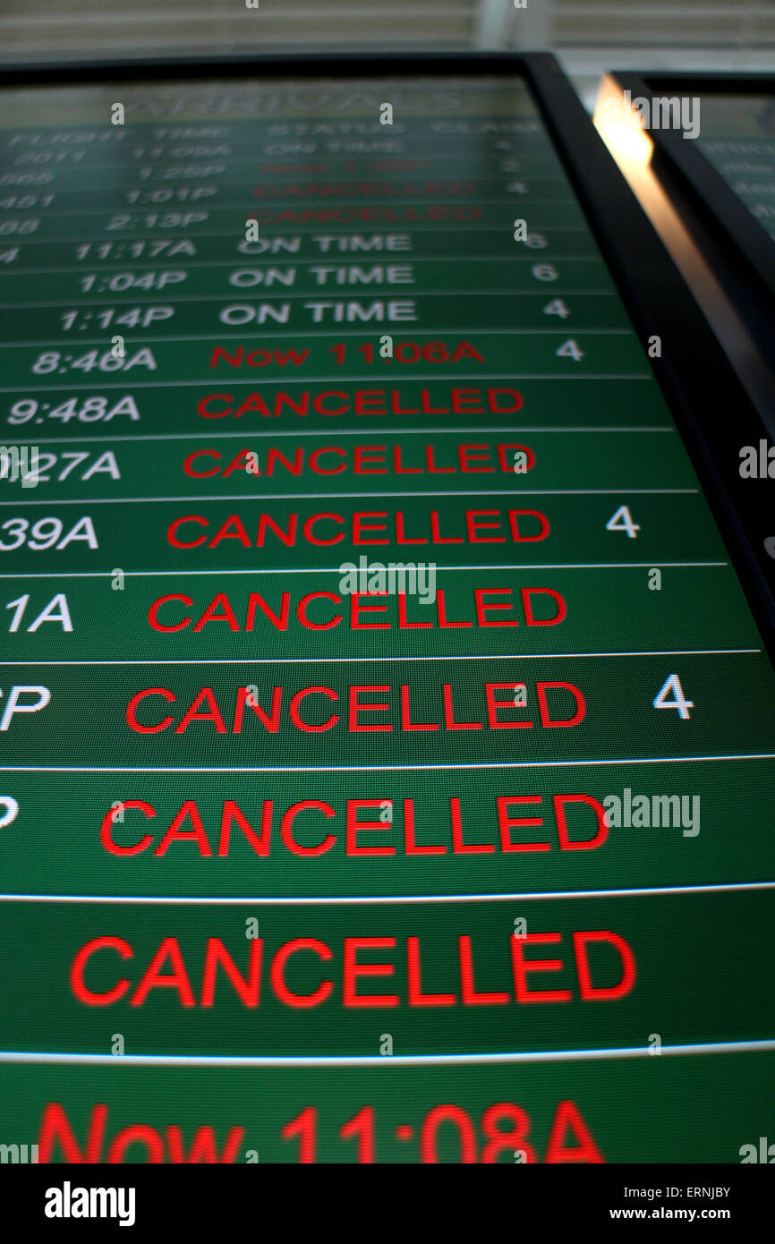 Voli cancellati su airport flight status board Cincinnati Foto Stock