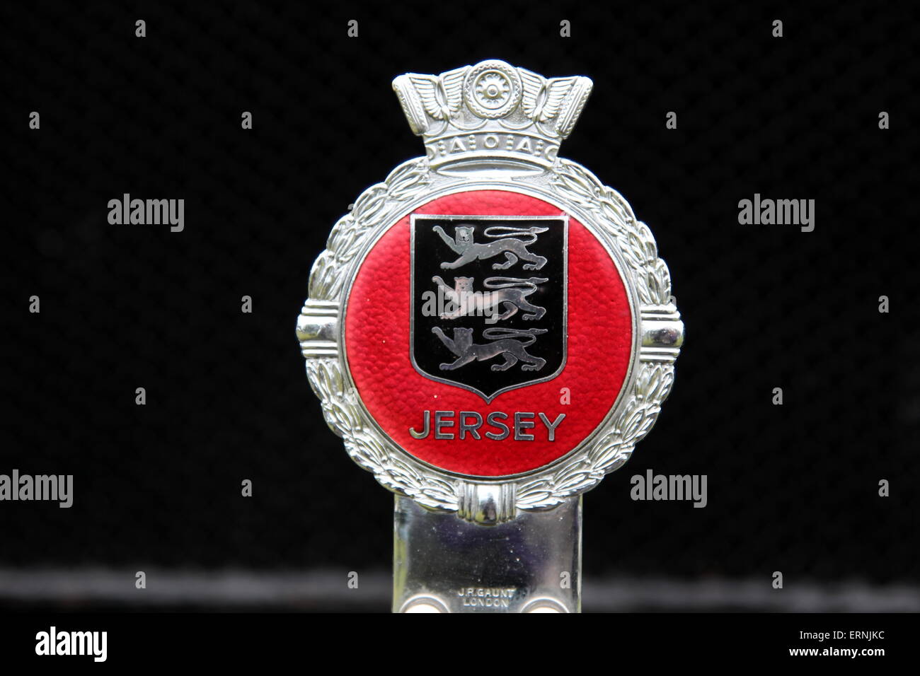 J R Gaunt Maglia rossa auto badge mascotte. Foto Stock