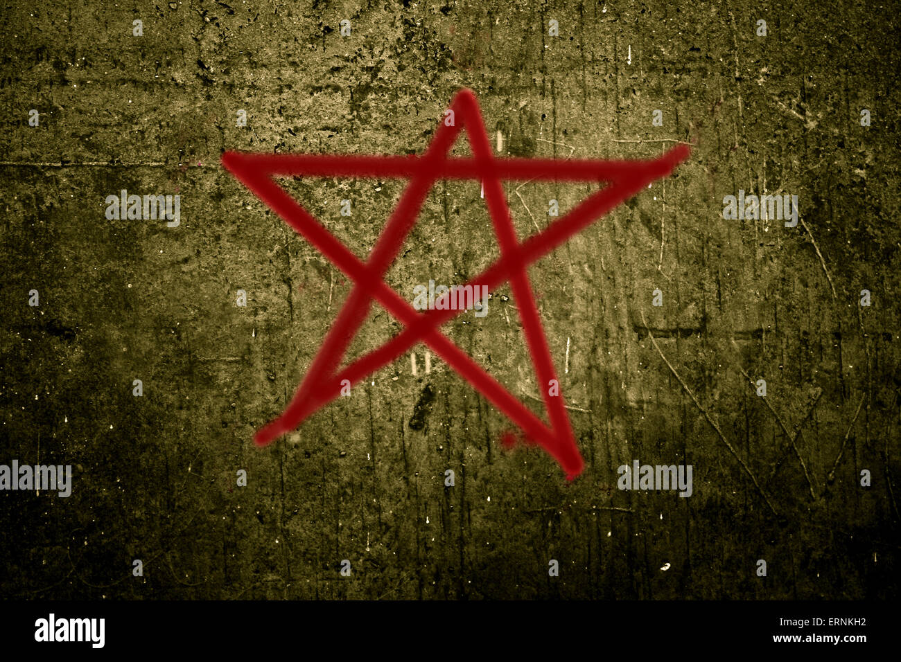 Foto alterata di un Rosso pentagramma su una ruvida parete in calcestruzzo Foto Stock