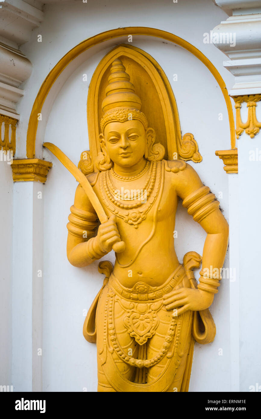 Città sacra di Anuradhapura, statua d'oro presso Sri Maha Bodhi in Mahavihara (il grande monastero), Triangolo Culturale, Sri Lanka Foto Stock