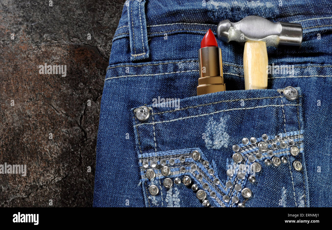 Lavoratore di sesso femminile che jeans blu con decorazione di strass e  rossetto rosso e un martello in tasca posteriore per la creazione o la  costruzione Foto stock - Alamy
