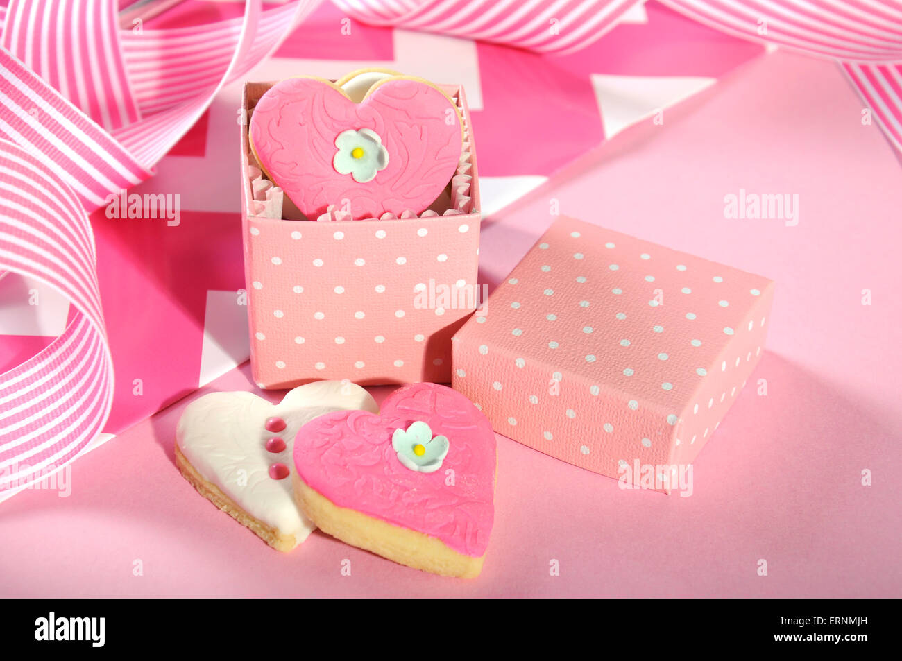 Valentino o matrimonio forma di cuore rosa e bianco i cookie nella polka dot nozze nuziale o doccia dono favore box Foto Stock
