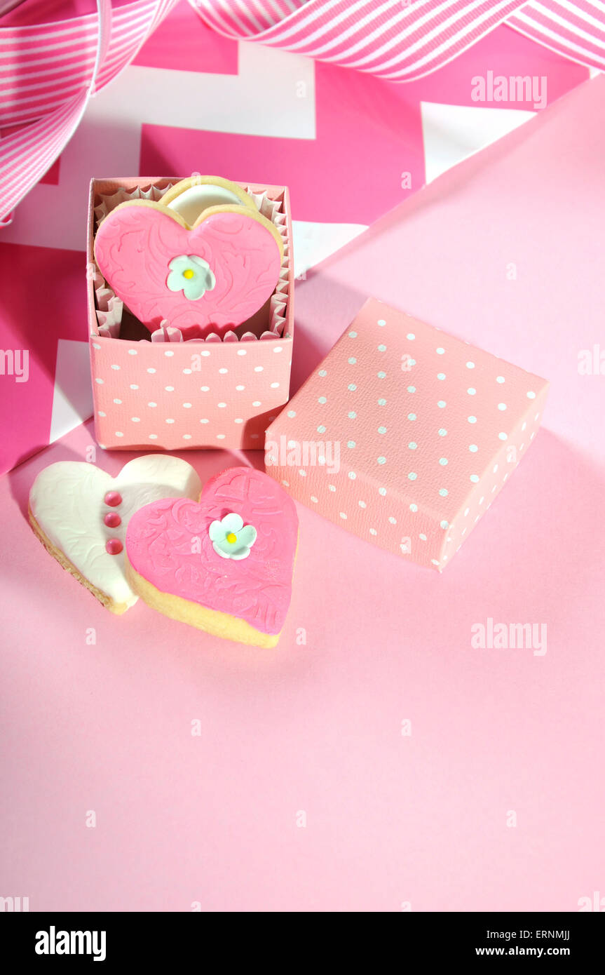 Valentino o matrimonio forma di cuore rosa e bianco i cookie nella polka dot nozze nuziale o doccia dono favore box. Verticale con copia Foto Stock