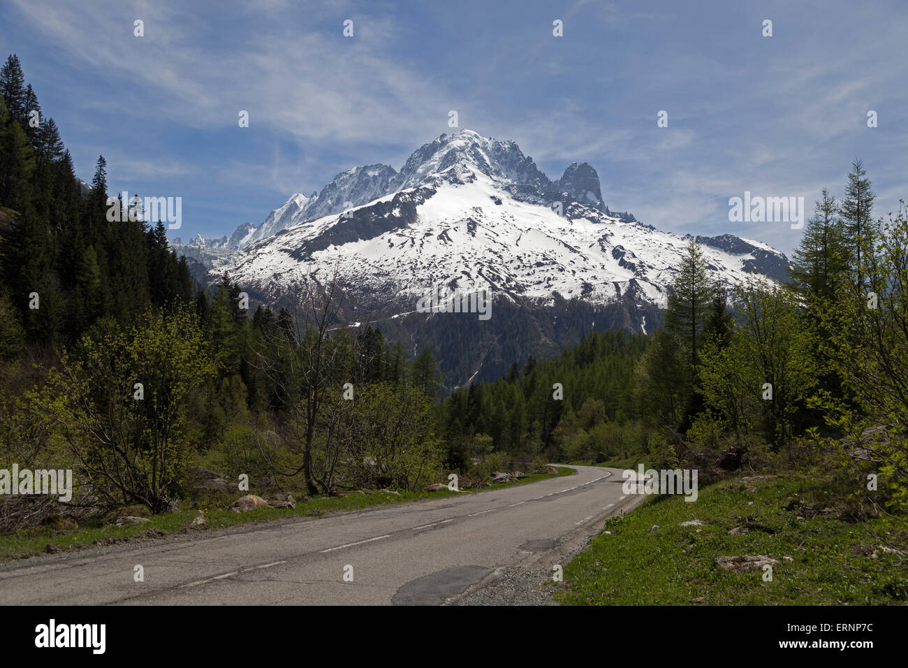 Strada verso Chamonix con la Aiguille Verte e Petit Dru in background, il Massiccio del Monte Bianco, Alta Savoia, Francia Foto Stock