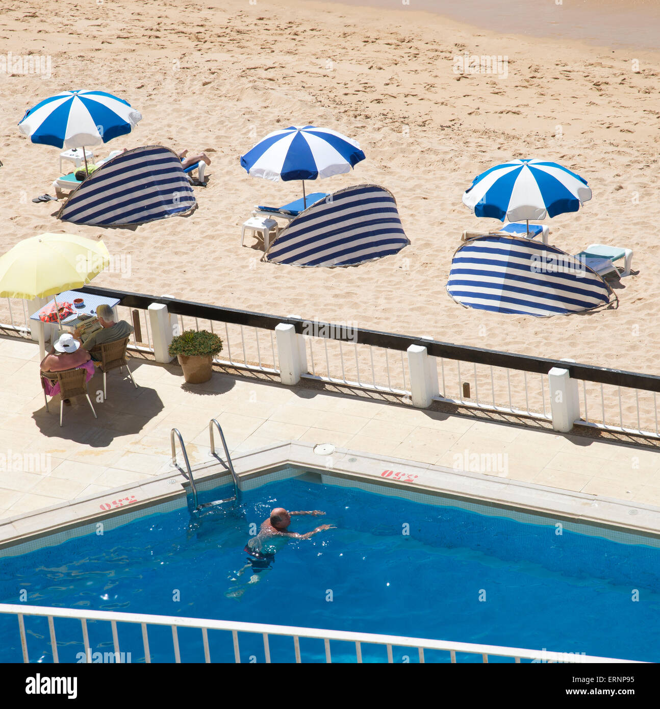 Piscina con spiaggia di sabbia e il mare. Algarve Portogallo Foto Stock