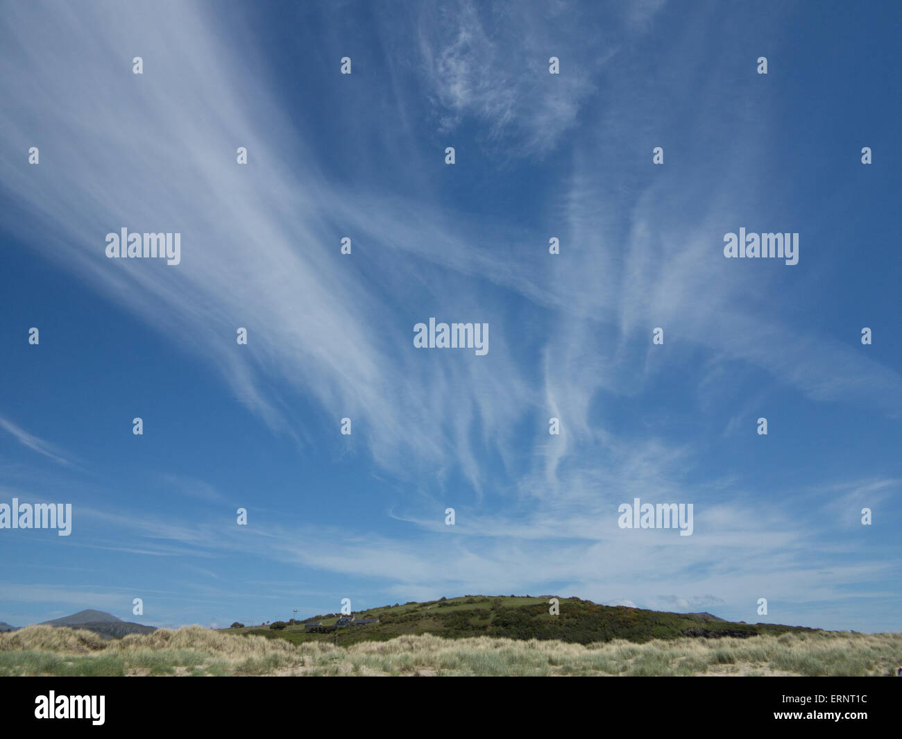 Cirrus nubi in un cielo blu sulla penisola di Llyn Gwynedd Foto Stock