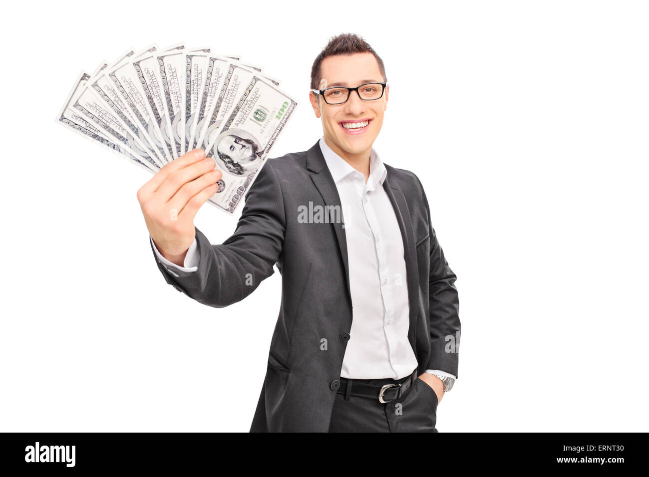 Giovane imprenditore di successo una catasta di denaro e guardando la telecamera isolata su sfondo bianco Foto Stock
