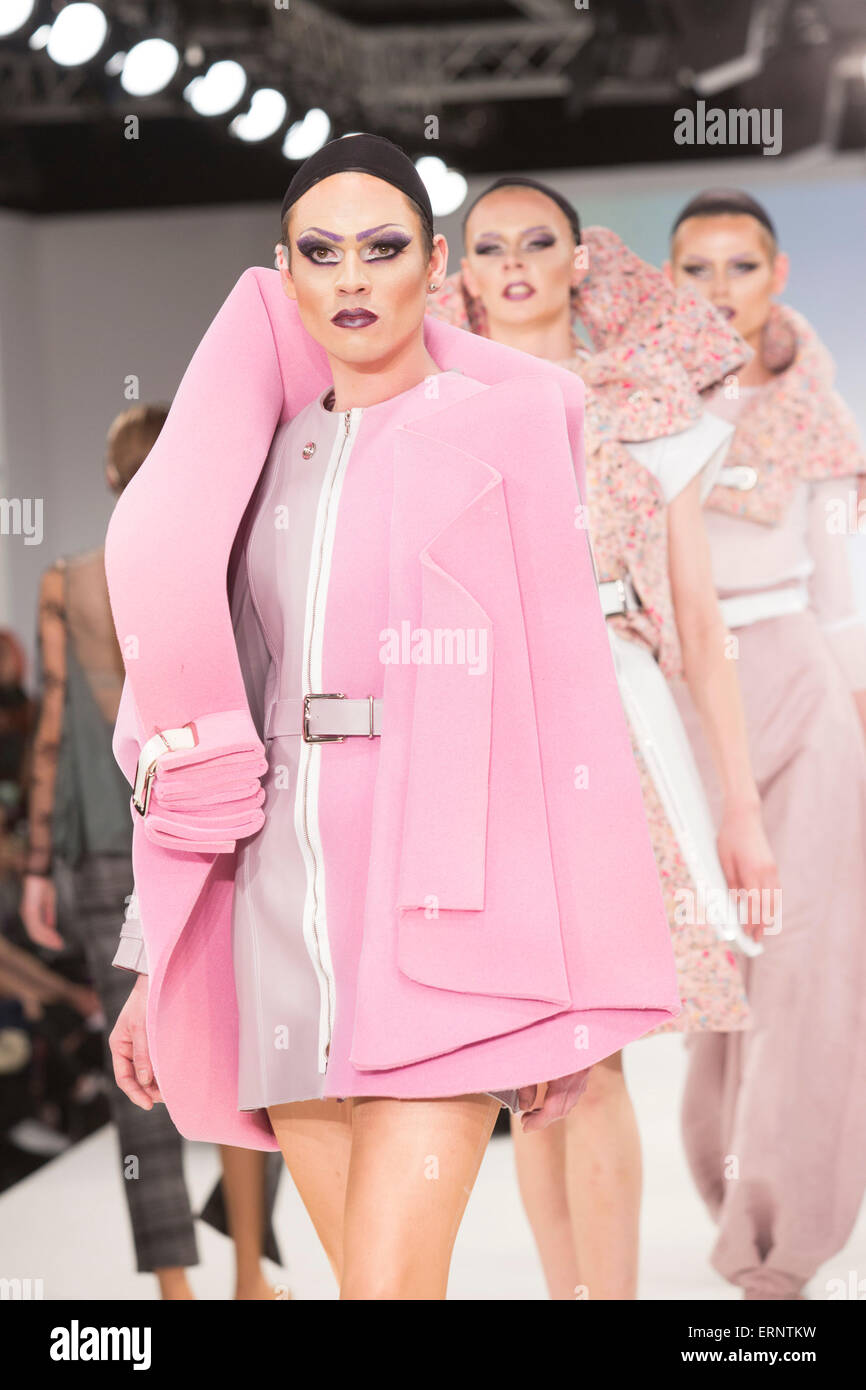 Un modello di passeggiate sulla pista durante la Ravensbourne fashion show a laurearsi Fashion Week 2015 indossa il Drag Queen collezione di studente laureato Katie Homer. Laureato della settimana della moda ha luogo dal 30 maggio al 2 giugno 2015 presso la Old Truman Brewery, Brick Lane. Foto Stock