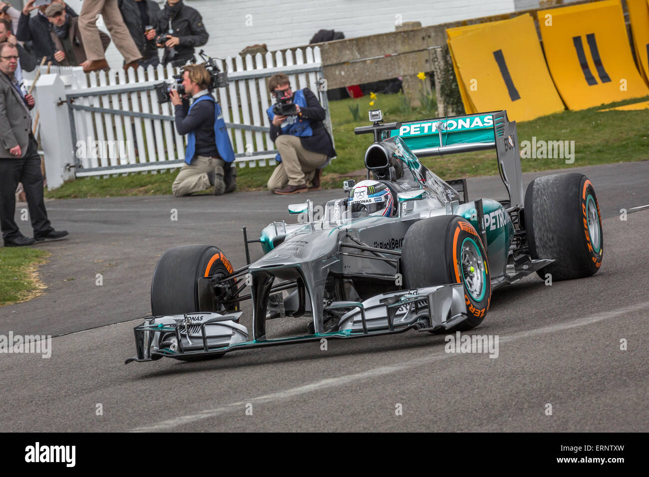 2013 Mercedes AMG Petronas F1 W04, con Anthony Davidson guida, lascia il paddock. La 73rd Goodwood assemblea dei soci, Sussex, Regno Unito Foto Stock