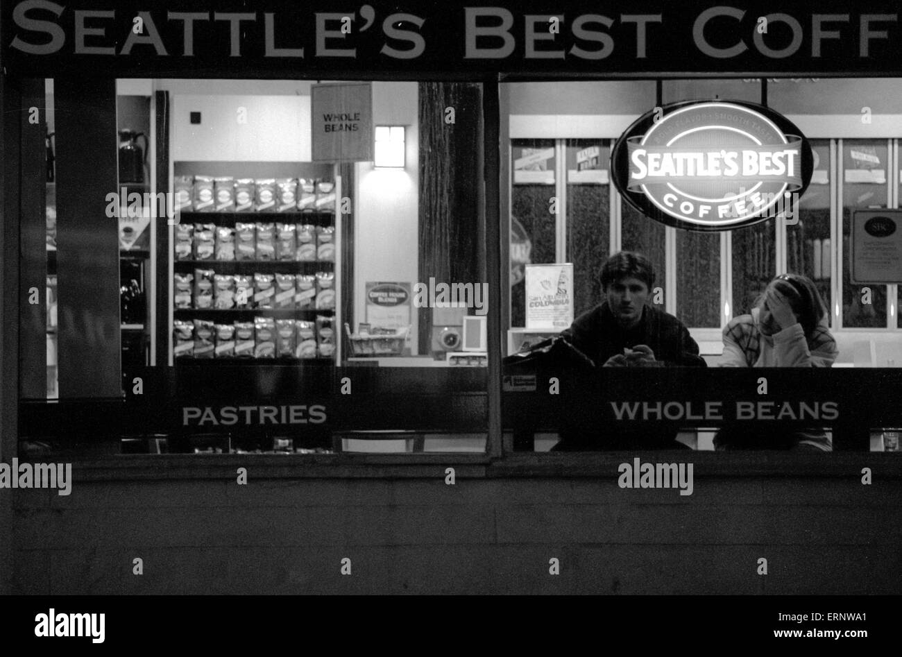 Chicago, IL, 22-Feb 1997: due gufi notturni sono seduti in un vuoto notturno di Chicago uptown coffee shop. Foto Stock