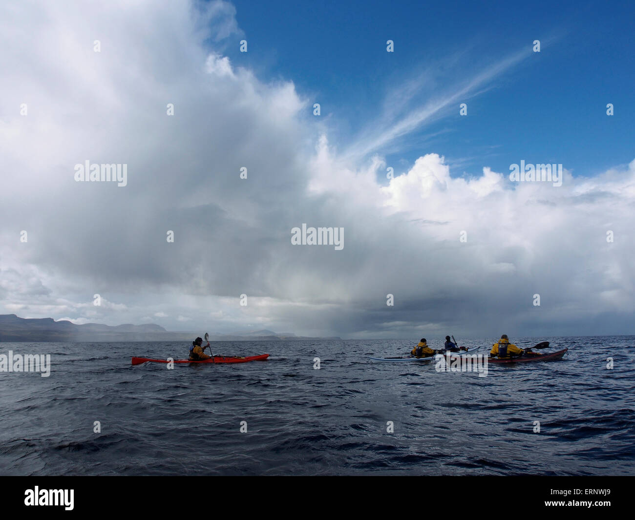 Kayak di mare sulla costa occidentale di Raasay, Scozia, con Skye dietro Foto Stock