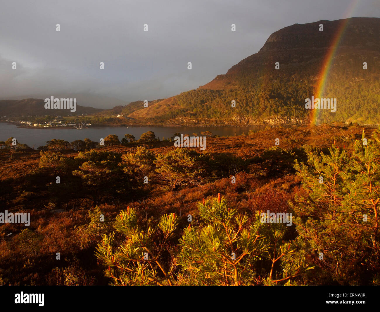 Rainbow su Ben Shieldaig, Scozia Foto Stock